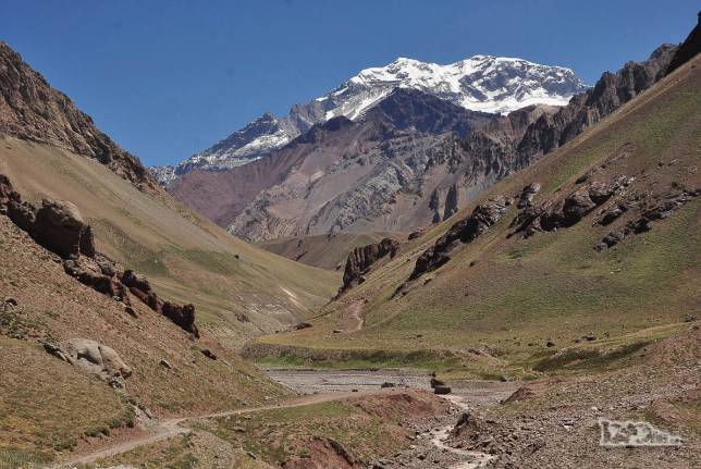 O vale do rio Horcones com o Aconcágua ao fundo, na nossa caminhada de despedida no parque, na região de Mendoza, oeste da Argentina